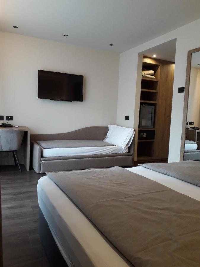 Garni Al Silvestri Vei Hotell Livigno Exteriör bild